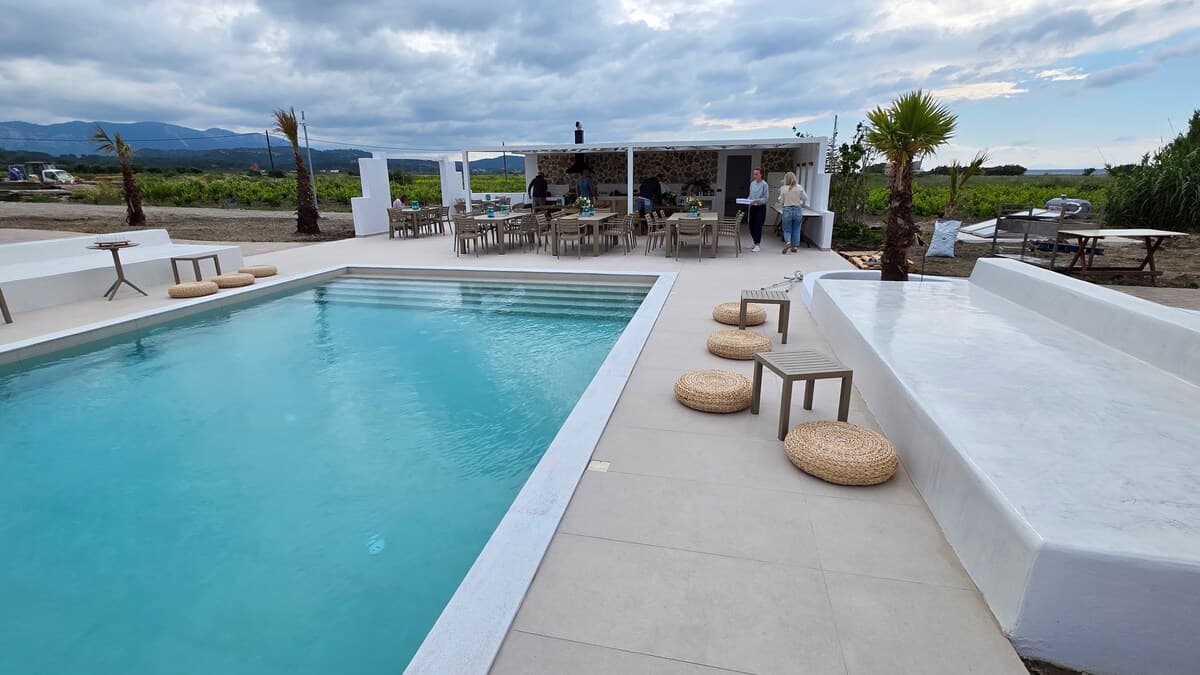 Jasmine — Garden & pool 1