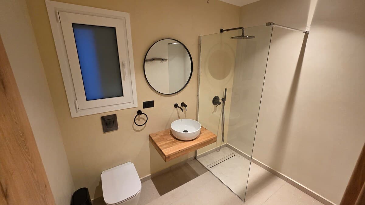 Lemoni — Bathroom 1