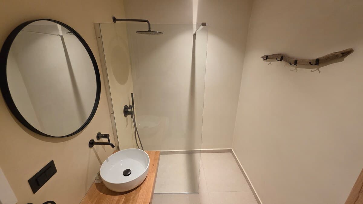 Lemoni — Bathroom 2