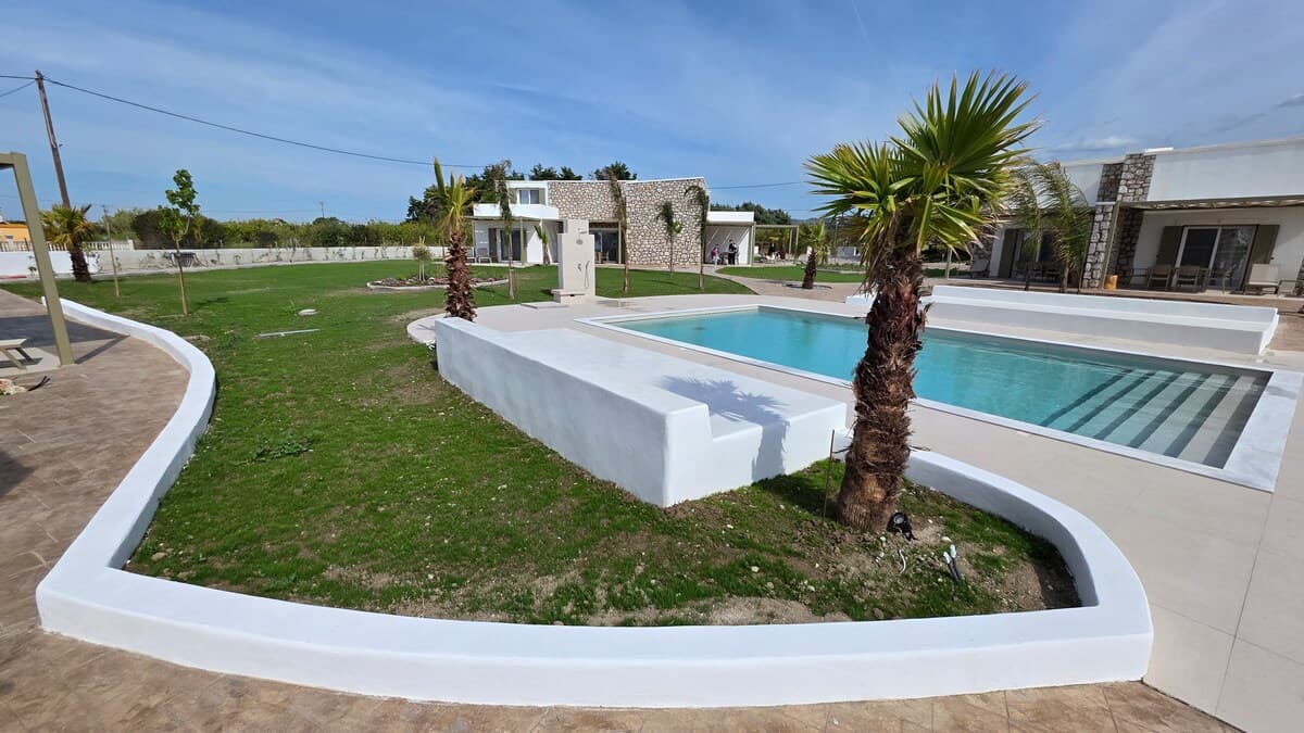 Olive — Garden & pool 3